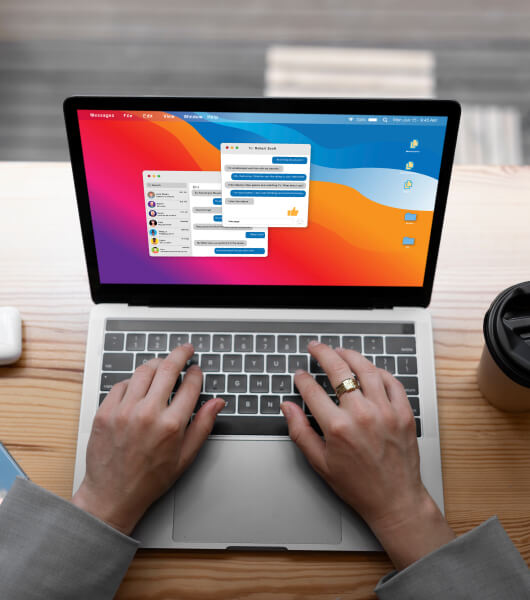 Ruke nad tastaturom MacBook Pro laptopa Auroit web dizajn, internet marketing, SEO